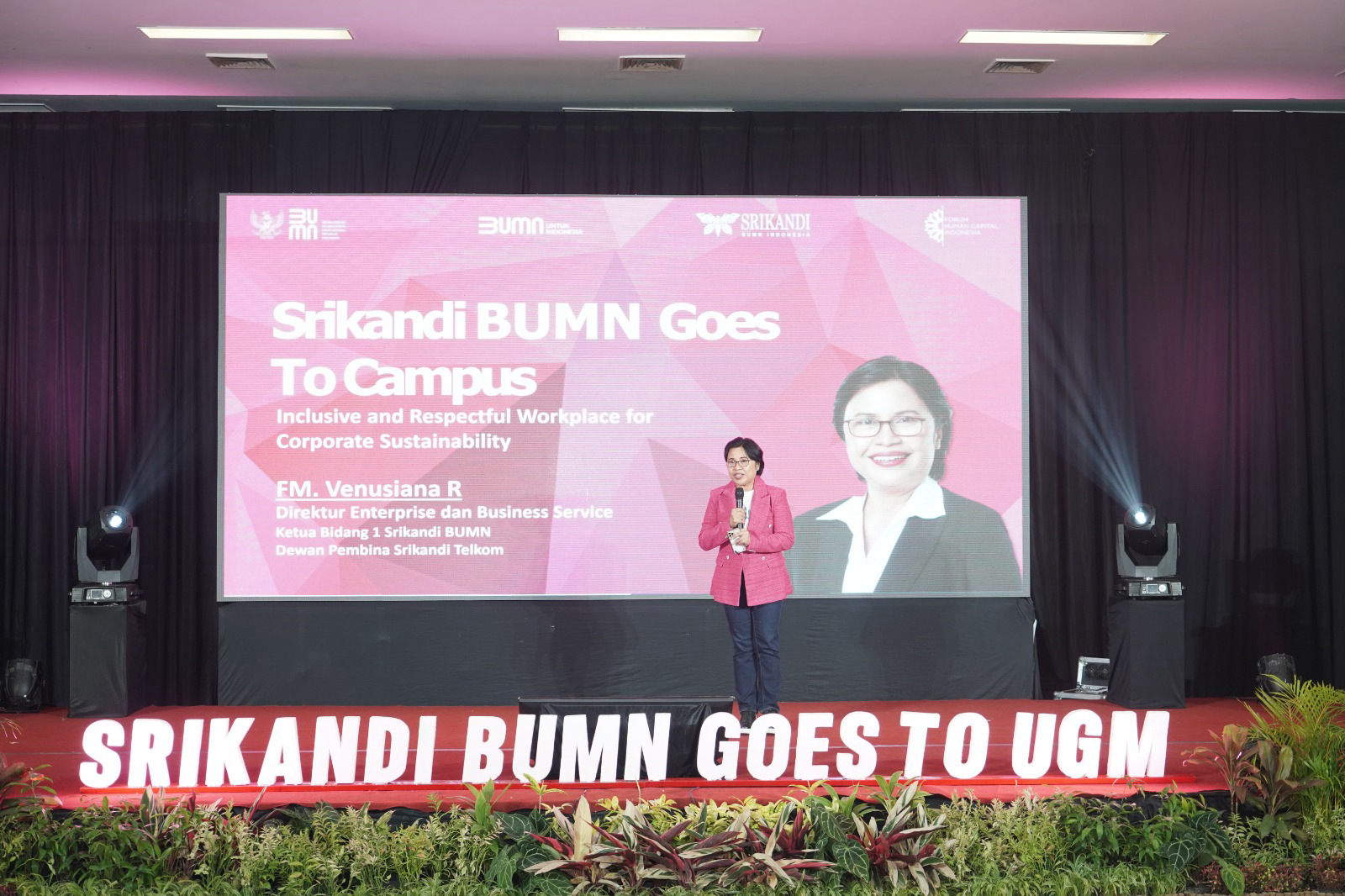 Direktur Enterprise & Business Telkom FM Venusiana R memberikan paparan dalam acara “Srikandi BUMN Goes to UGM” yang diselenggarakan oleh Srikandi BUMN bersama UGM di Yogyakarta, Rabu (16/8).